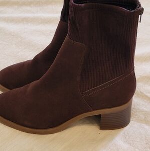 Clarks Boots Sz 11 W Dark Brown Suede Ankle Back Zipper Stretch Calf